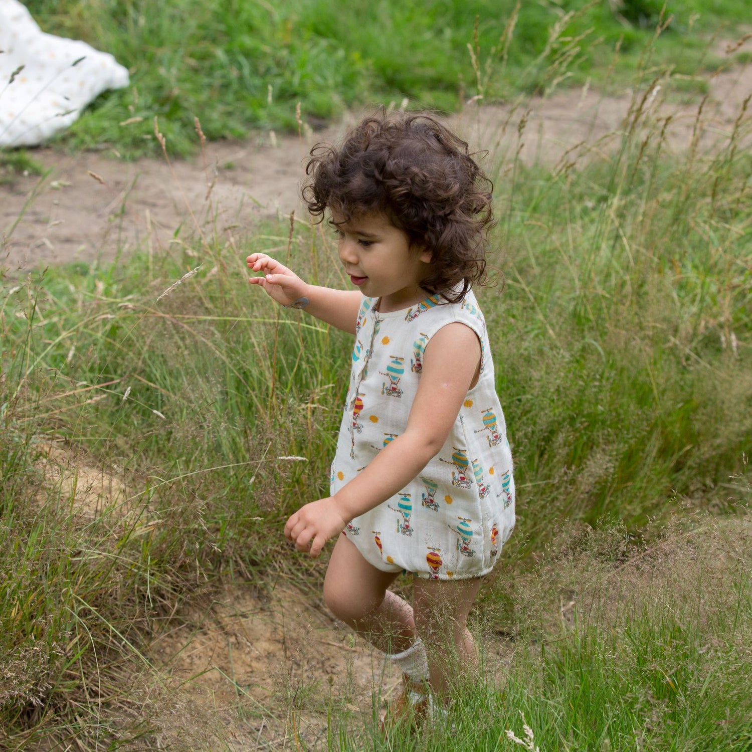 Little Green Radicals Take to the Skies kombinesoon - beež