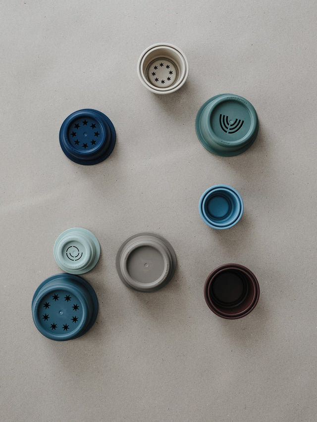 Mushie hariv mänguasja tassitorn – metsavärvid (mets) 